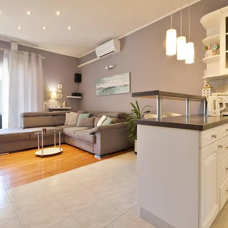Karmela Apartman *
